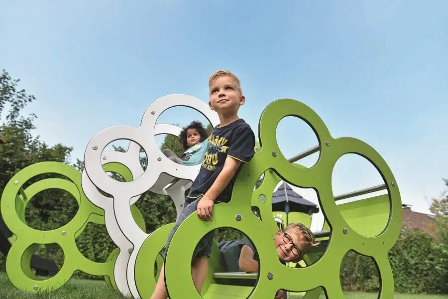 Bild__2_Hier braucht es Geschicklichkeit und Körperbeherrschung. Beim Erklimmen von Klettergeräten machen sich Kinder mit Höhe vertraut.