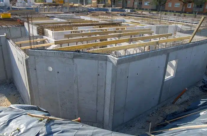 Großbaustelle mit einer Kellerkonstruktion für einen mehrteiligen Gebäudekomplex